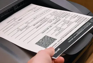 Despachante operando impressora para emitir CRLV-e.